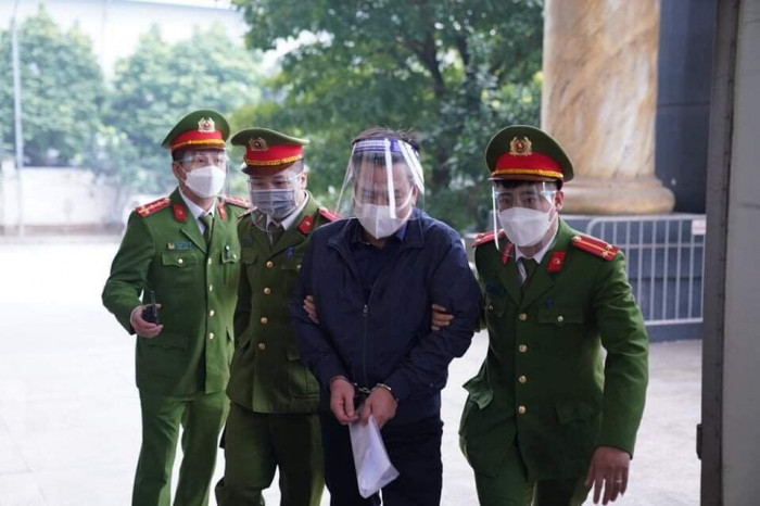 Cảnh sát dẫn giải cựu Chủ tịch UBND TP Hà Nội Nguyễn Đức Chung hầu toà